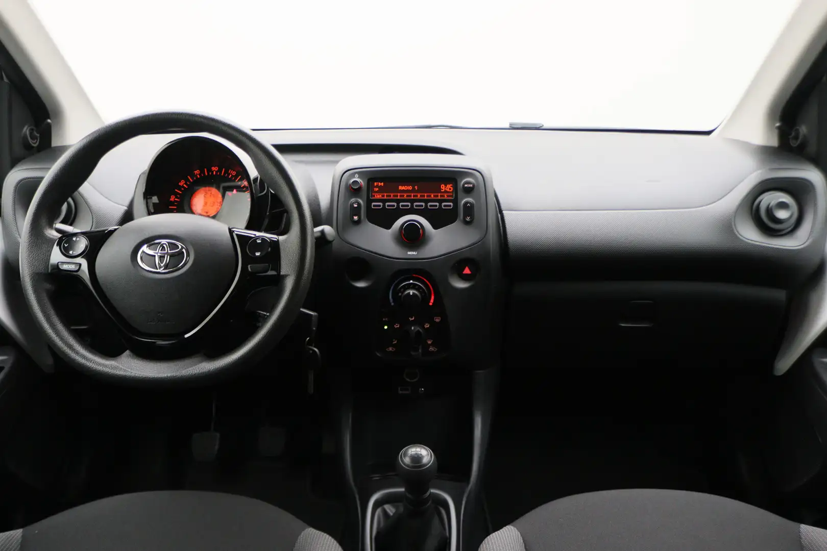 Toyota Aygo 1.0 VVT-i x-fun 5-Deurs, Airco, Cruise, Bluetooth, Wit - 2