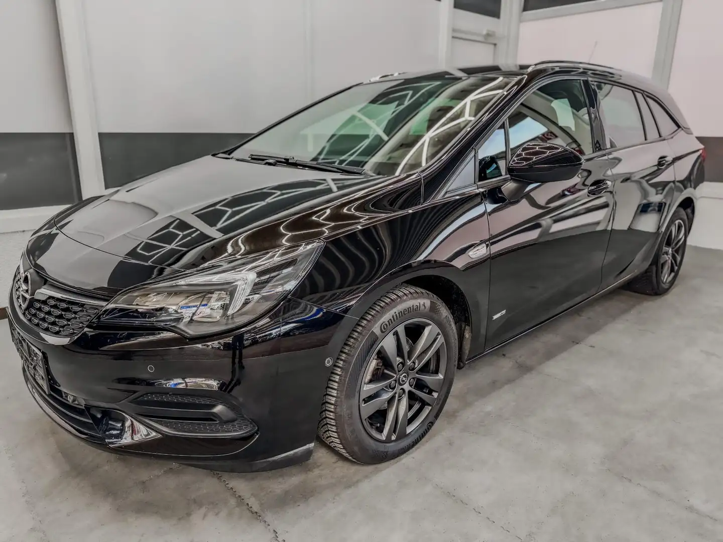 Opel Astra Sports Tourer DESIGN & TECH NAVI LED SHZ PDC RF... Zwart - 1