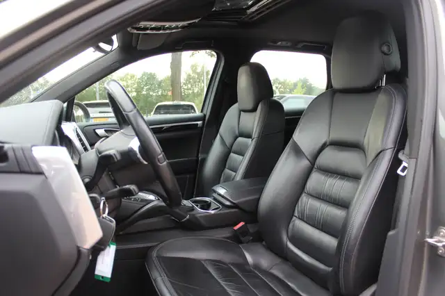Porsche Cayenne view 4