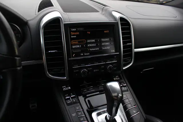 Porsche Cayenne view 19