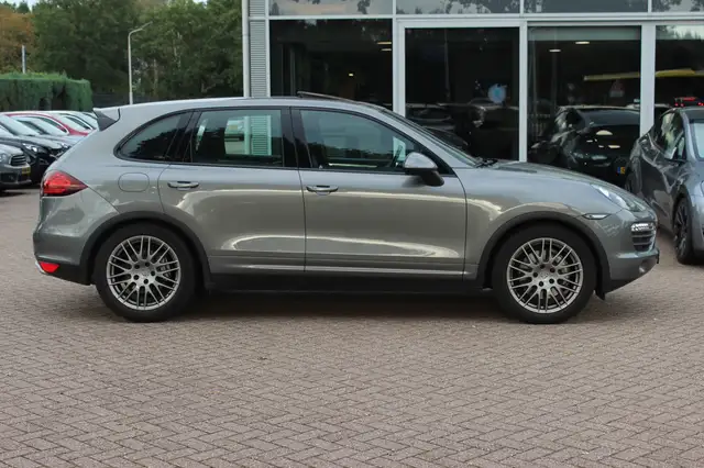 Porsche Cayenne view 5