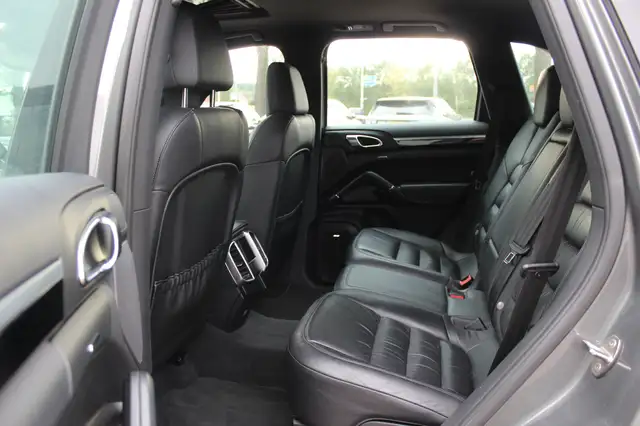 Porsche Cayenne view 11