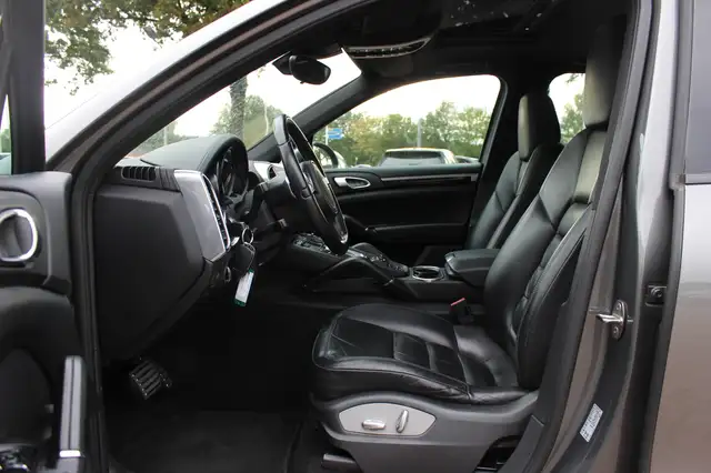 Porsche Cayenne view 10