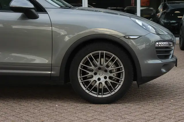 Porsche Cayenne view 14