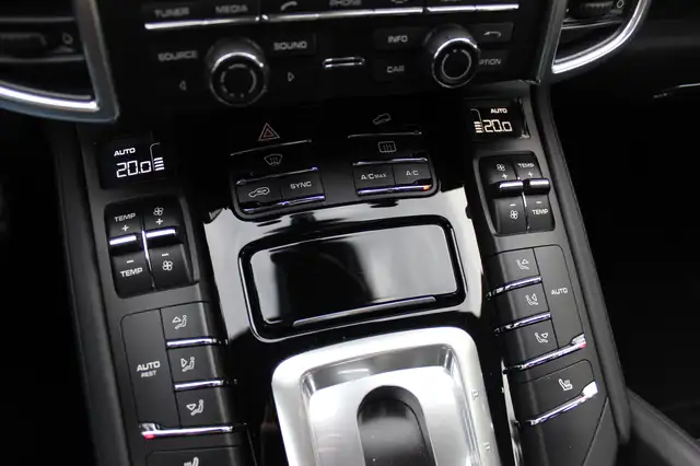 Porsche Cayenne view 25