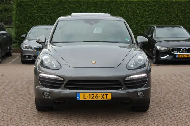 Porsche Cayenne view 8