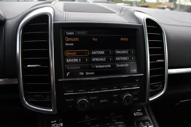 Porsche Cayenne view 22