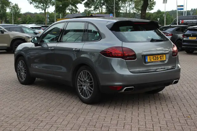Porsche Cayenne view 3