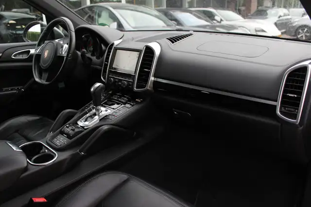 Porsche Cayenne view 13