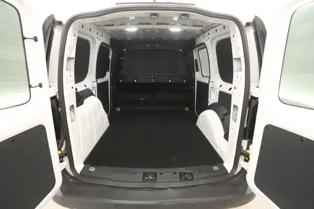 Volkswagen Caddy view 3