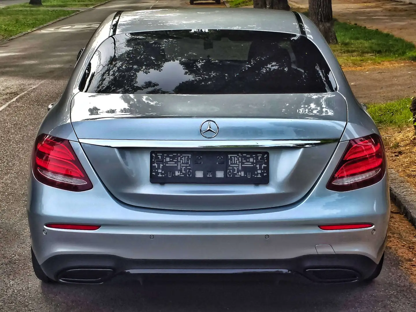 Mercedes-Benz E 220 AMG - Packet / 2. Besitz / 194 PS - Unfallfrei Silber - 2