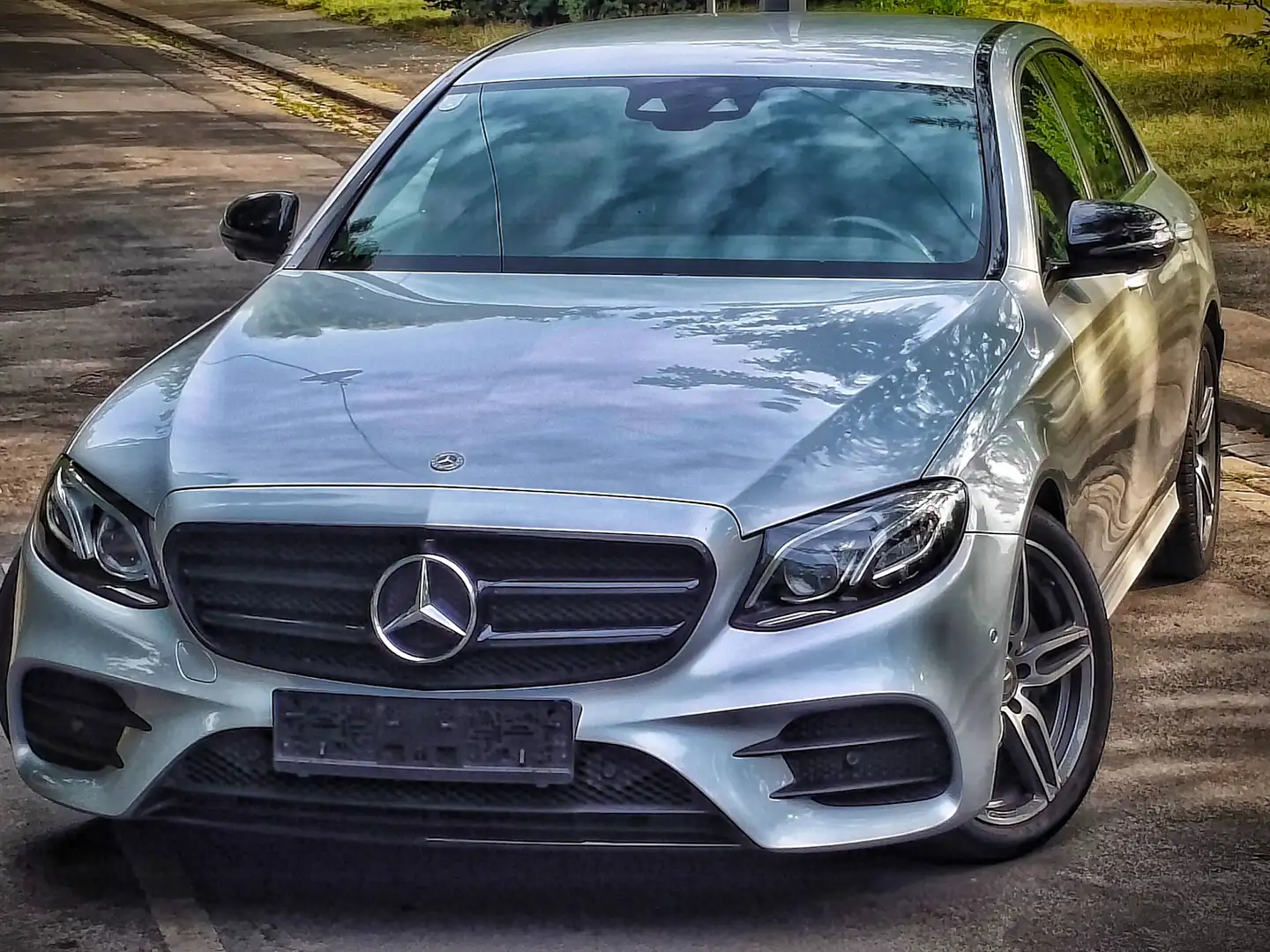 Mercedes-Benz E 220 AMG - Packet / 2. Besitz / 194 PS - Unfallfrei Silber - 1