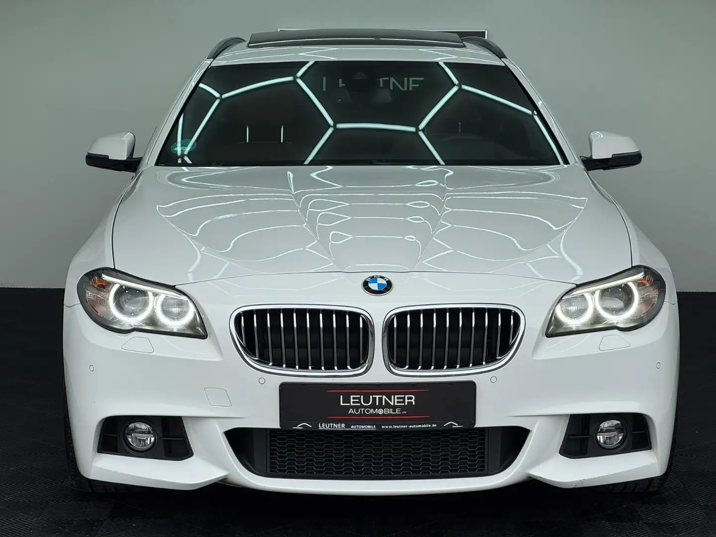 BMW 525 d xDrive M-Sport*HUD*AHK*H&K*Pano*Softclose Weiß - 2
