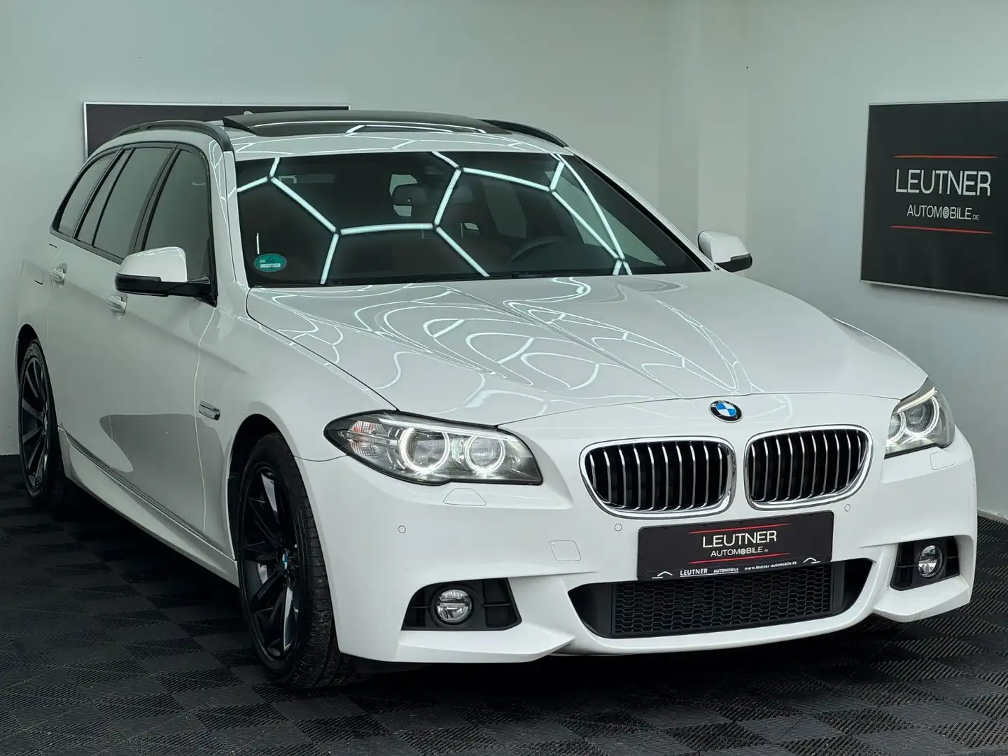 BMW 525 d xDrive M-Sport*HUD*AHK*H&K*Pano*Softclose Weiß - 1