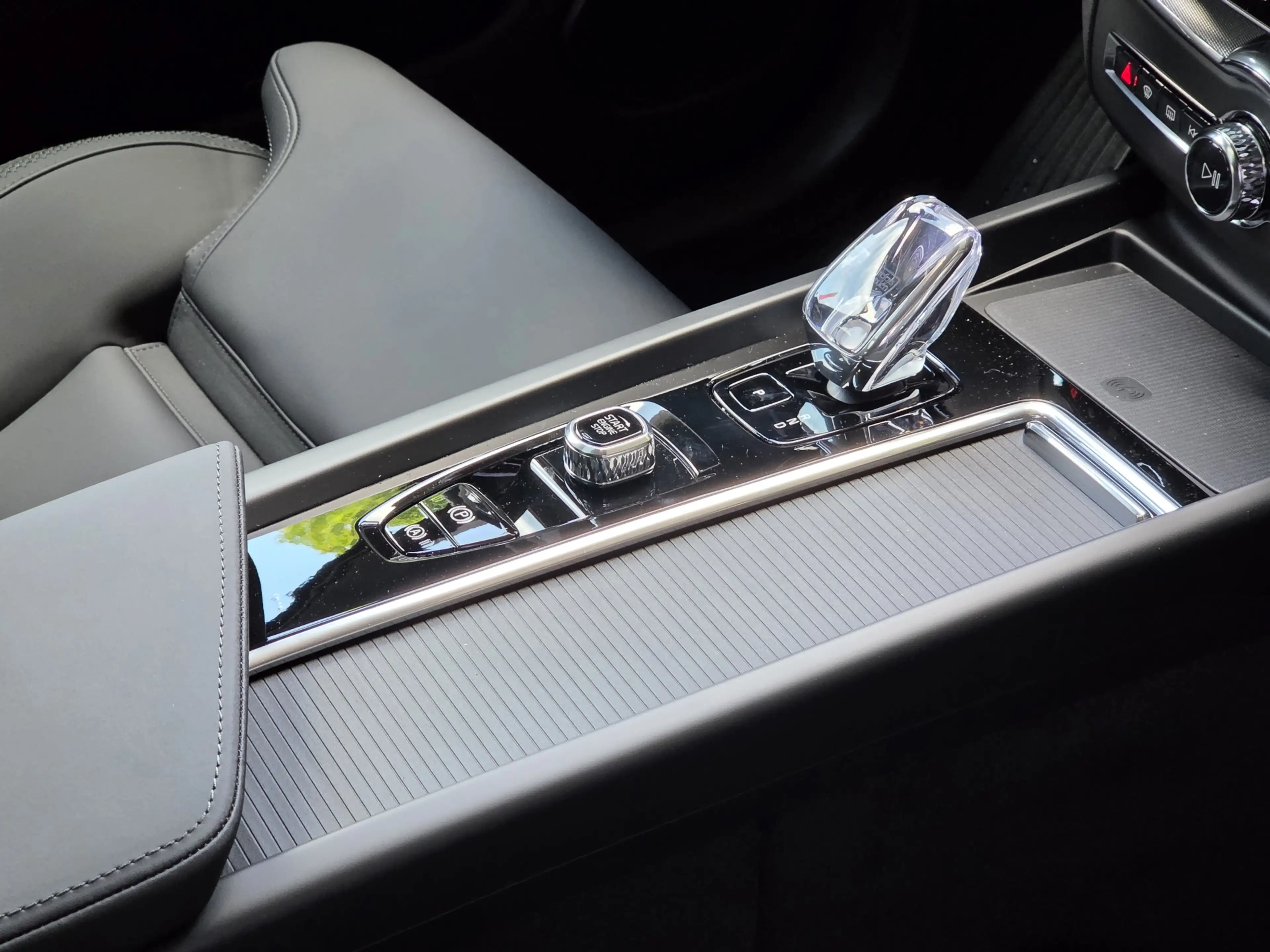 Volvo XC60 2.0 T6 Plug-in hybrid AWD Plus Dark | Pano | 360 C — photo 17