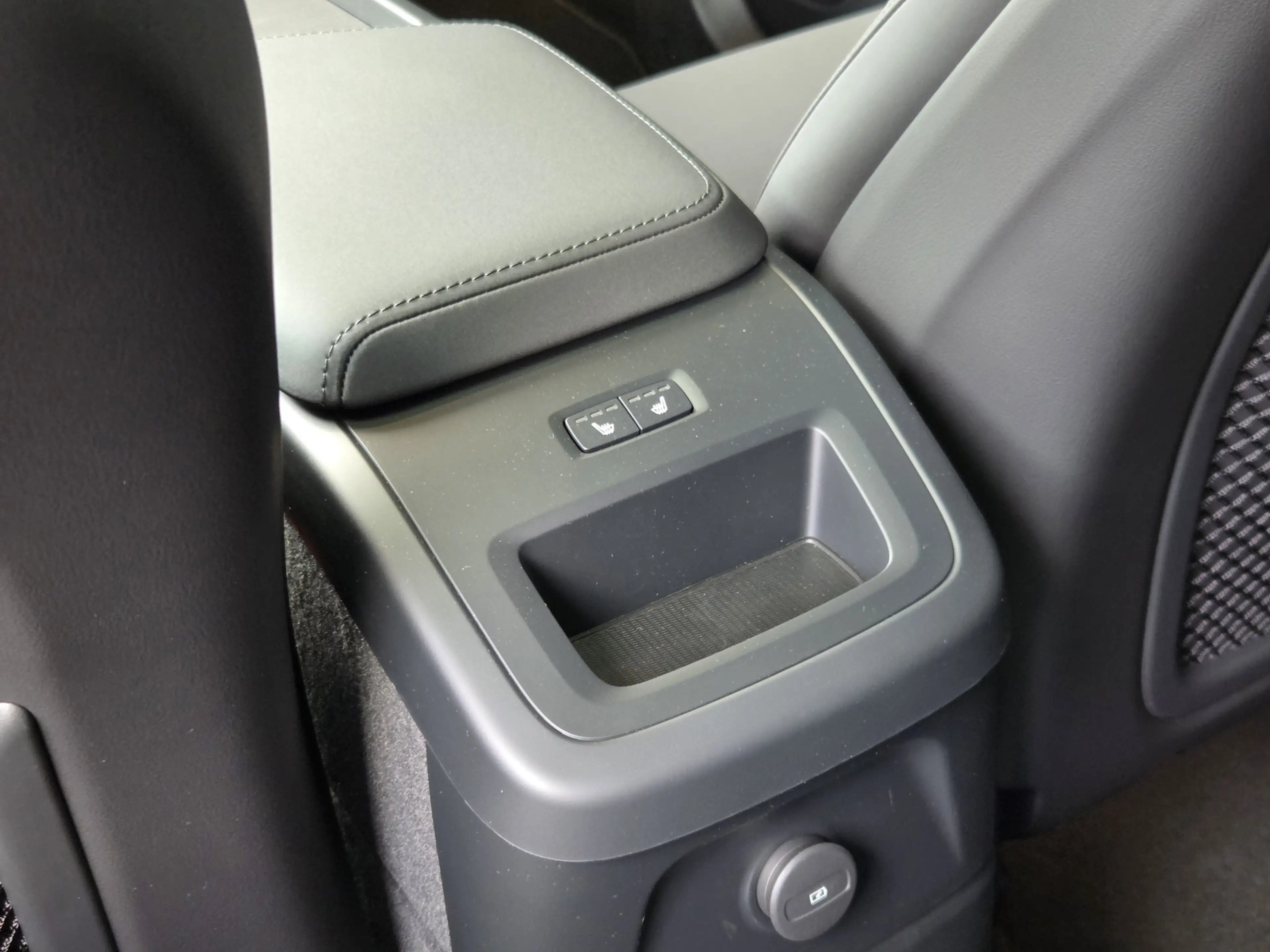 Volvo XC60 2.0 T6 Plug-in hybrid AWD Plus Dark | Pano | 360 C — photo 18