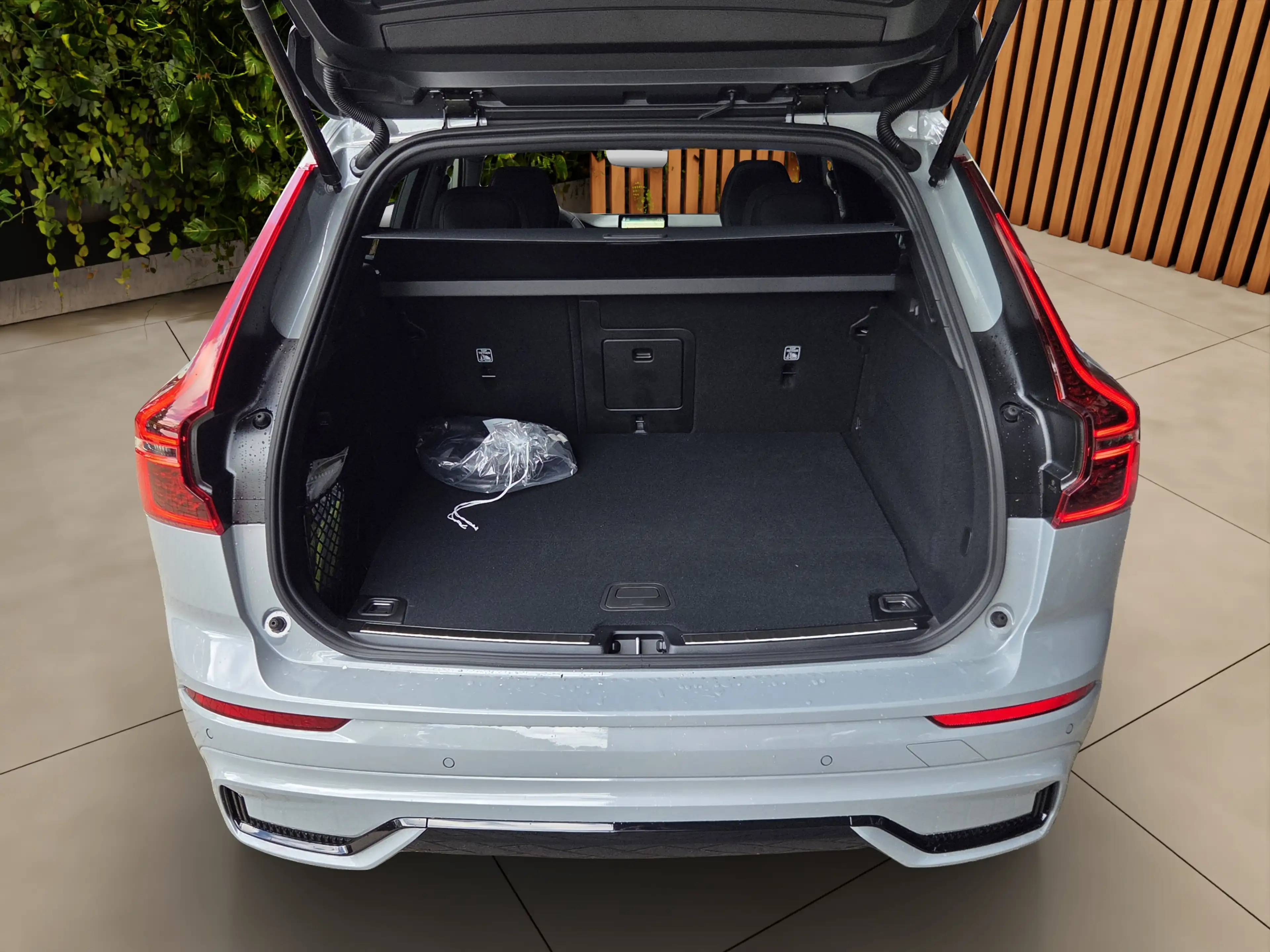 Volvo XC60 2.0 T6 Plug-in hybrid AWD Plus Dark | Pano | 360 C — photo 8
