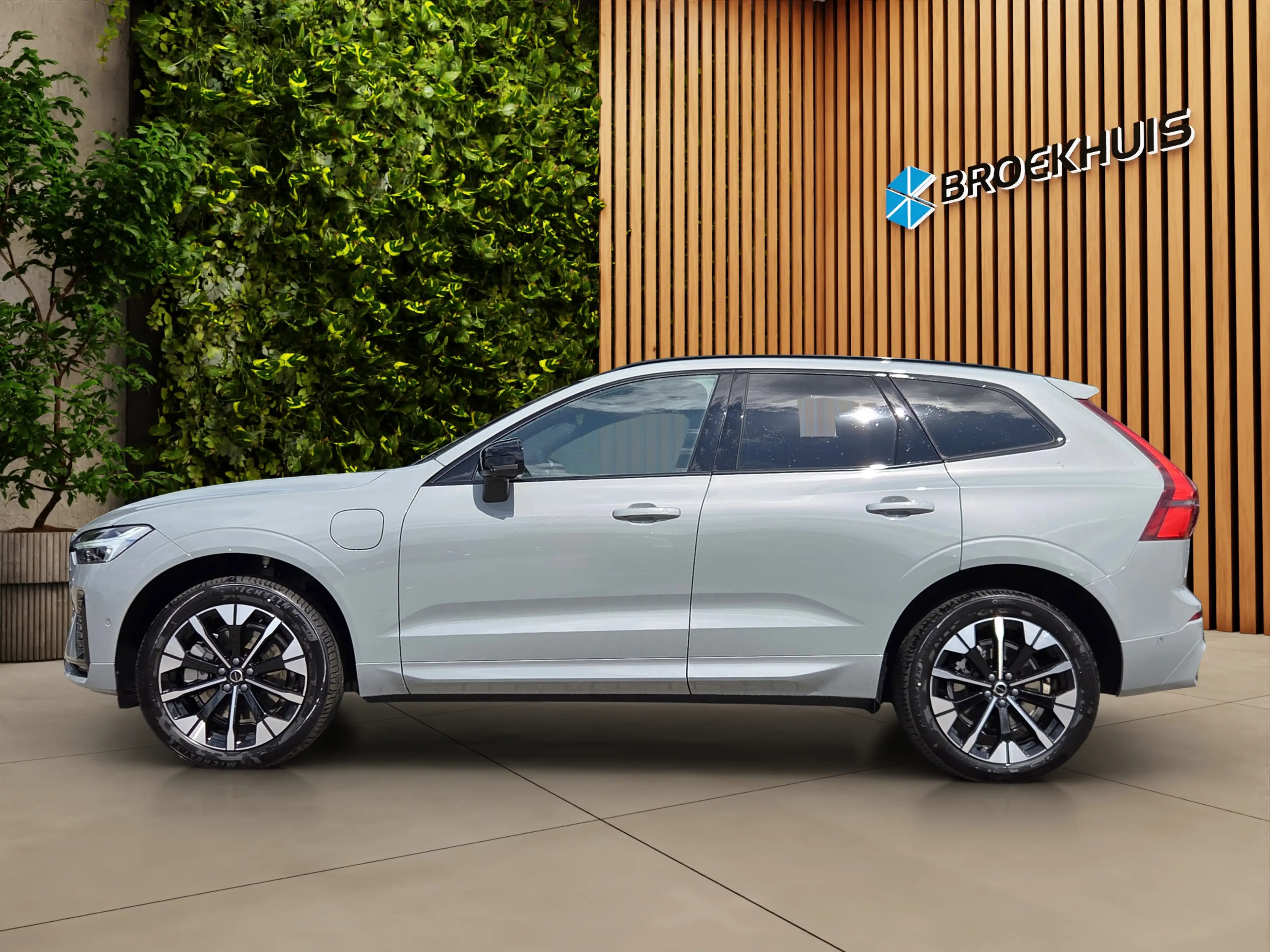 Volvo XC60 2.0 T6 Plug-in hybrid AWD Plus Dark | Pano | 360 C — photo 4