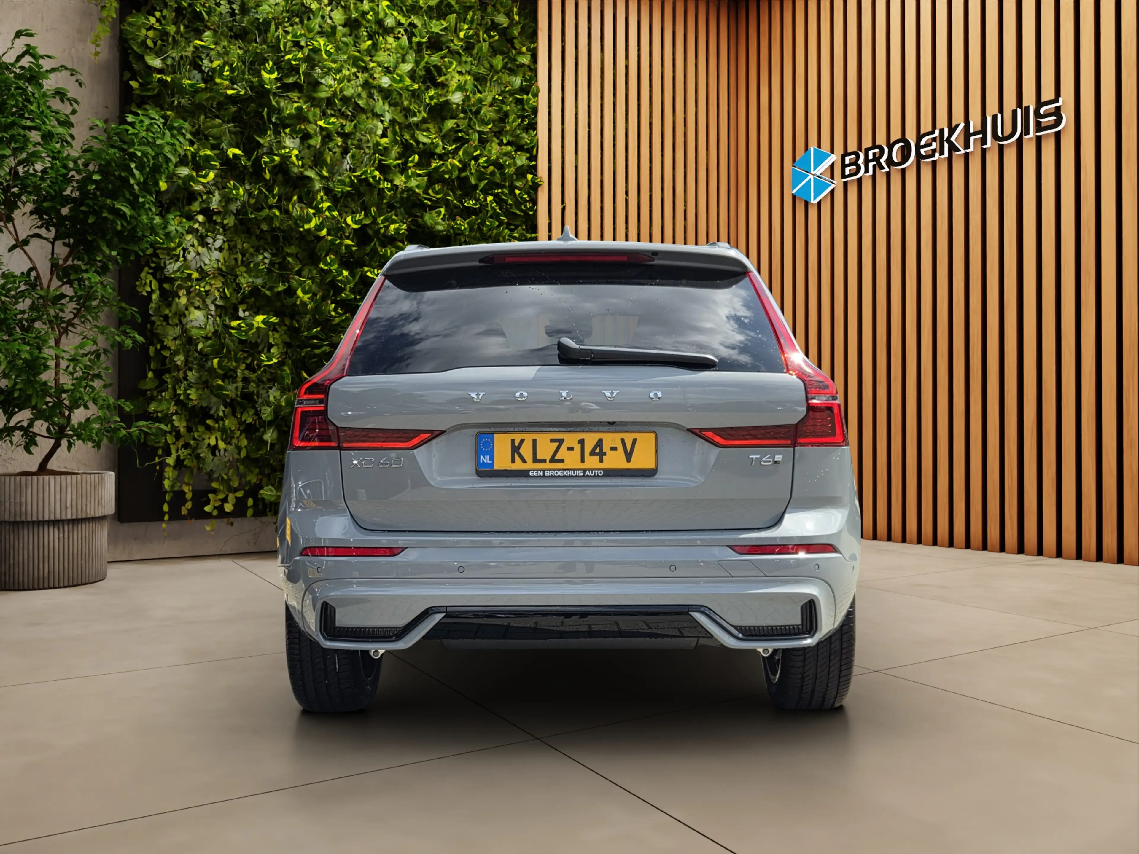 Volvo XC60 2.0 T6 Plug-in hybrid AWD Plus Dark | Pano | 360 C — photo 10
