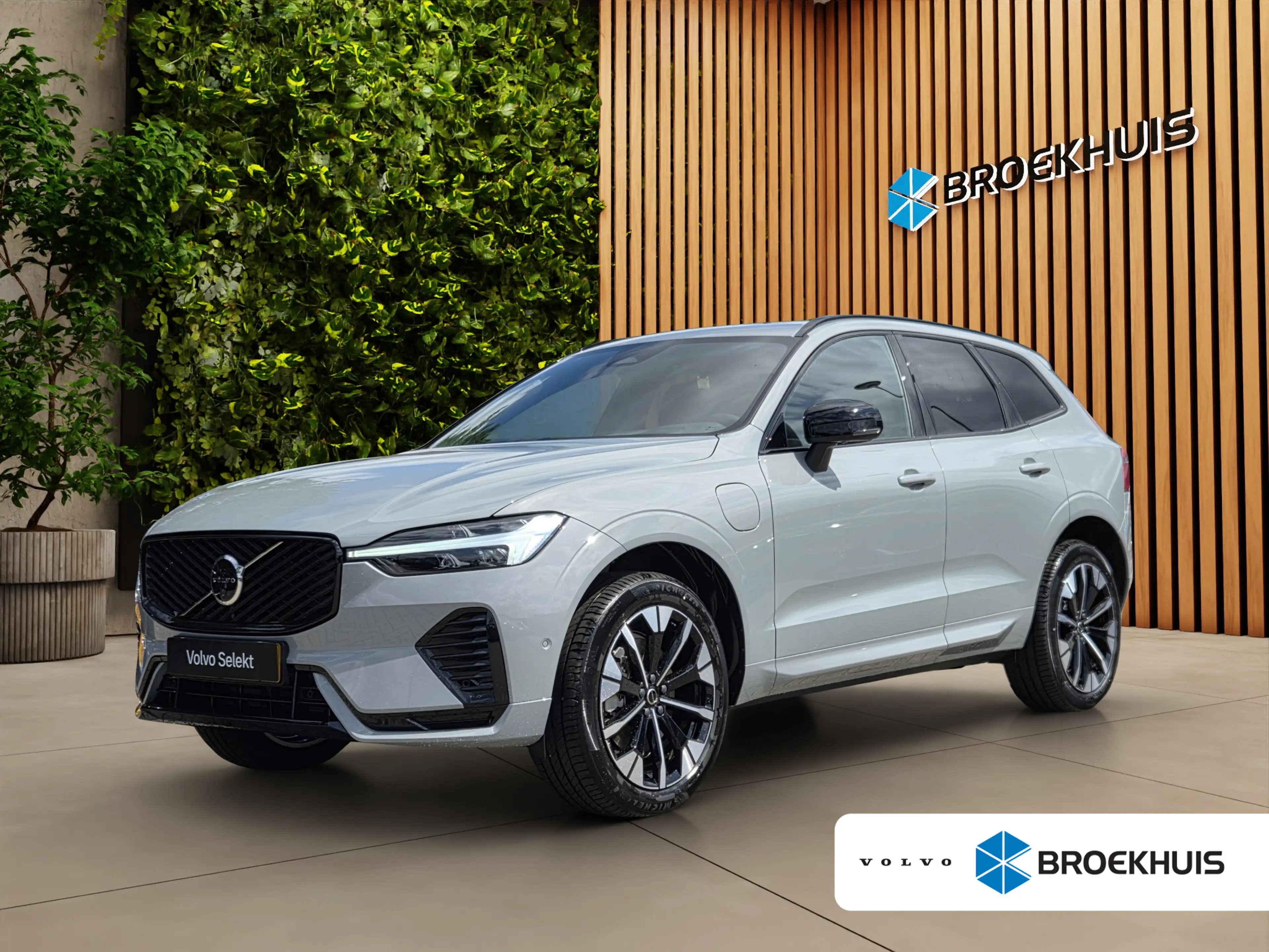 Volvo XC60 2.0 T6 Plug-in hybrid AWD Plus Dark | Pano | 360 C
