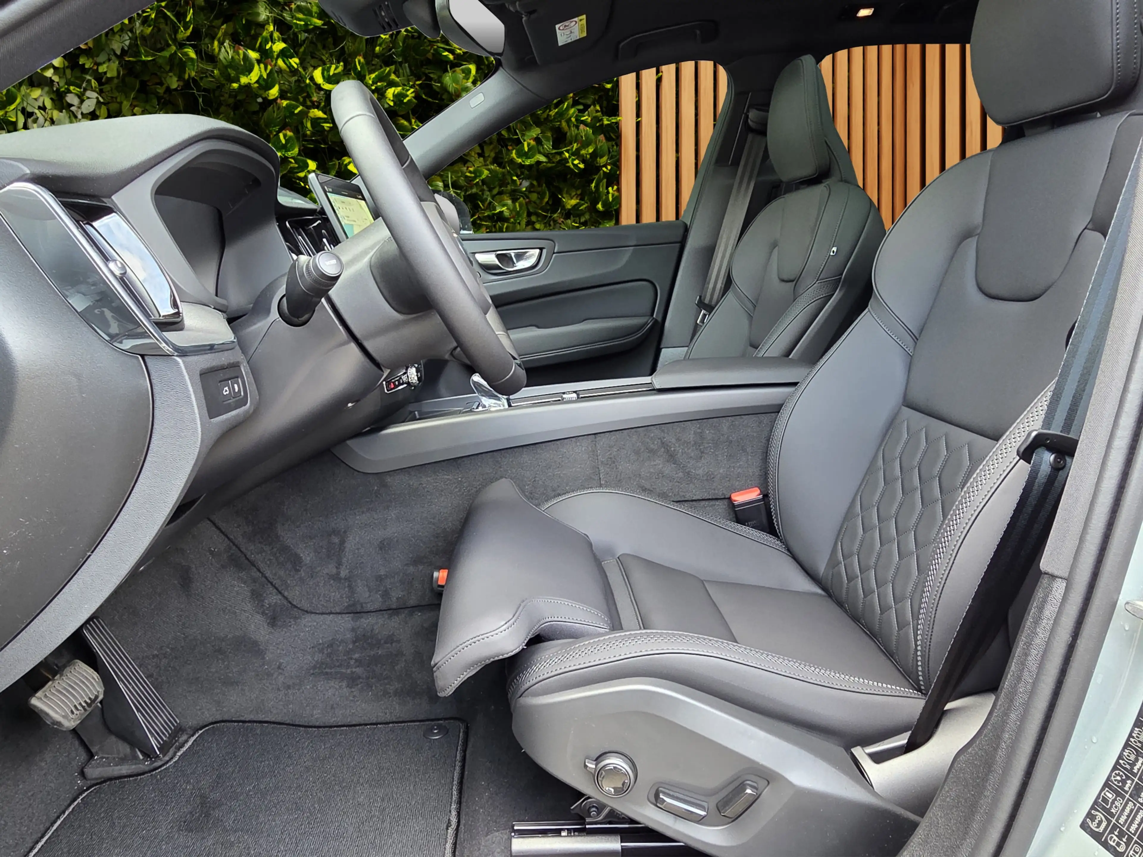 Volvo XC60 2.0 T6 Plug-in hybrid AWD Plus Dark | Pano | 360 C — photo 5