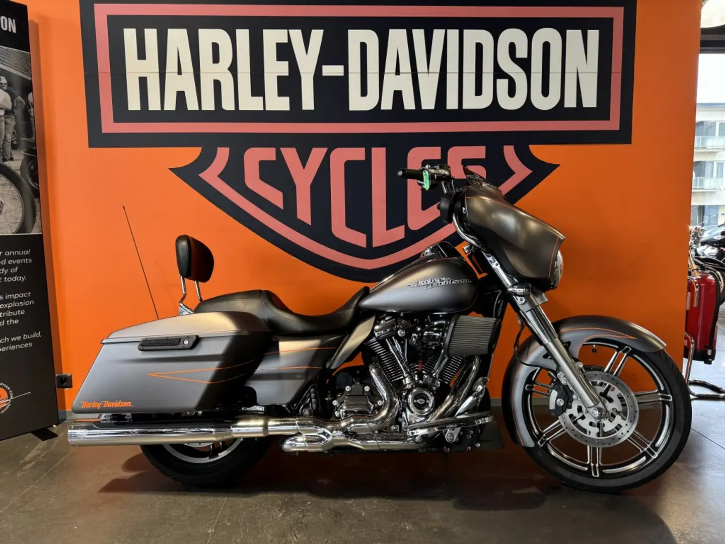 Harley-Davidson Tour Glide Street Gris - 1