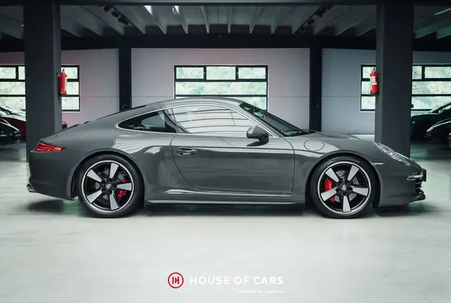 Porsche 911 view 5