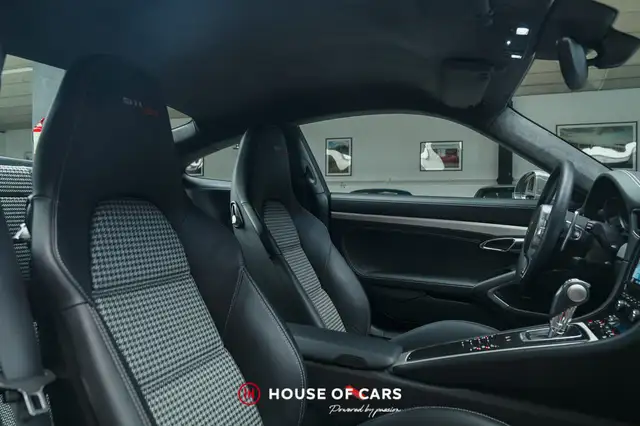 Porsche 911 view 17