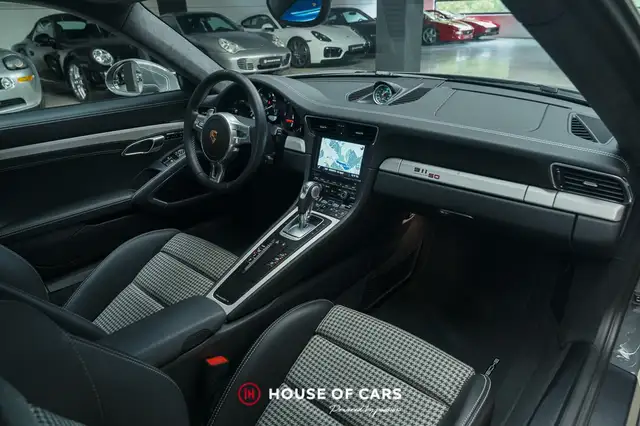 Porsche 911 view 16