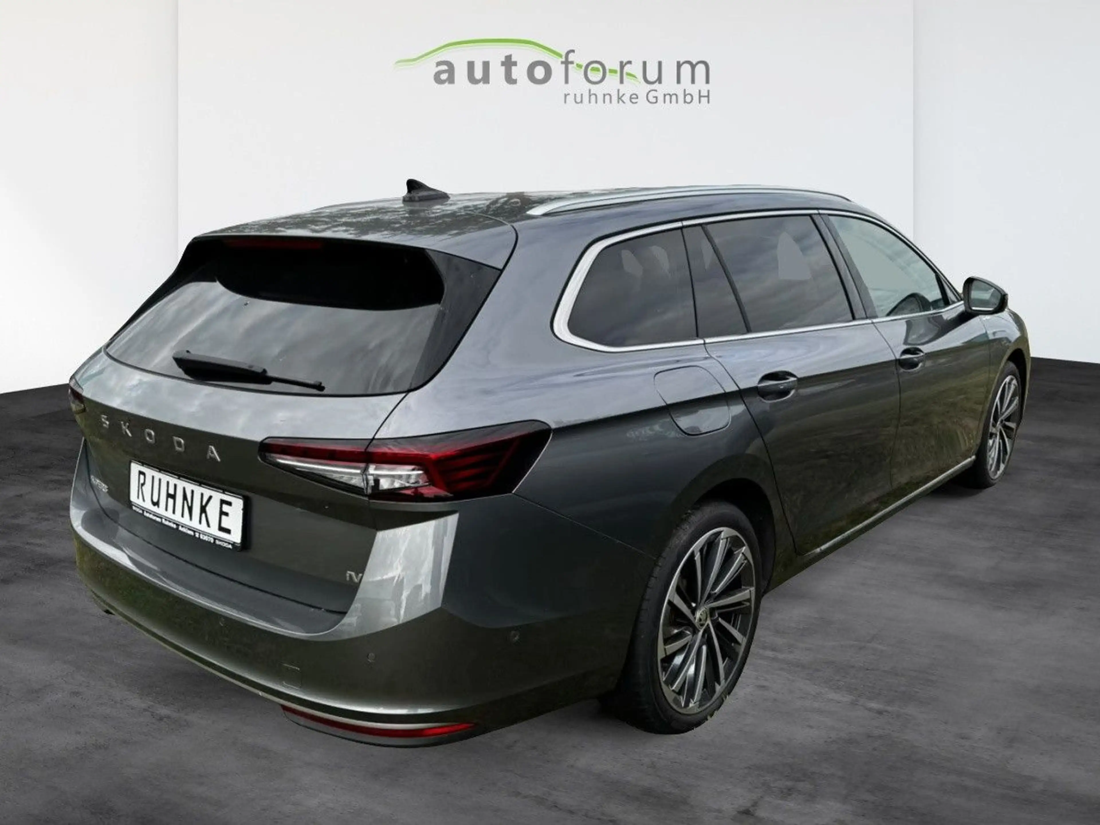 Skoda Superb Combi 1.5 TSI iV 150 kW L&K — photo 4