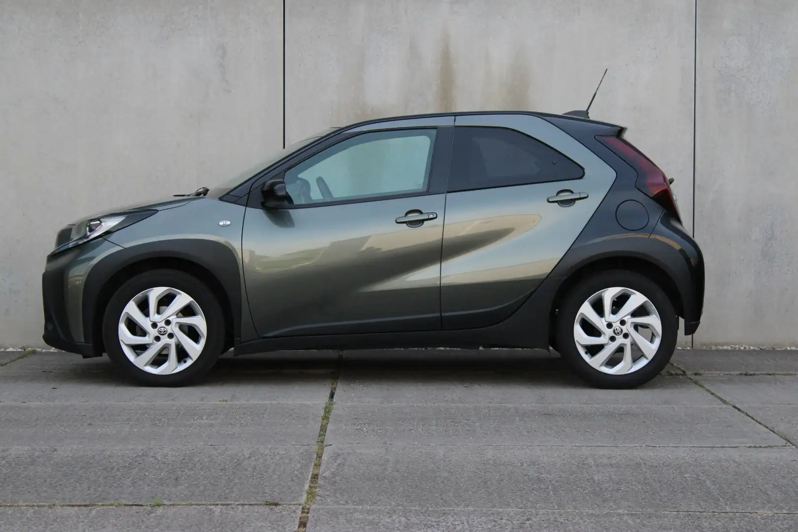 Toyota Aygo X 1.0 VVT-i S-CVT First / AUTOMAAT / CRUISE / CAMERA Groen - 2