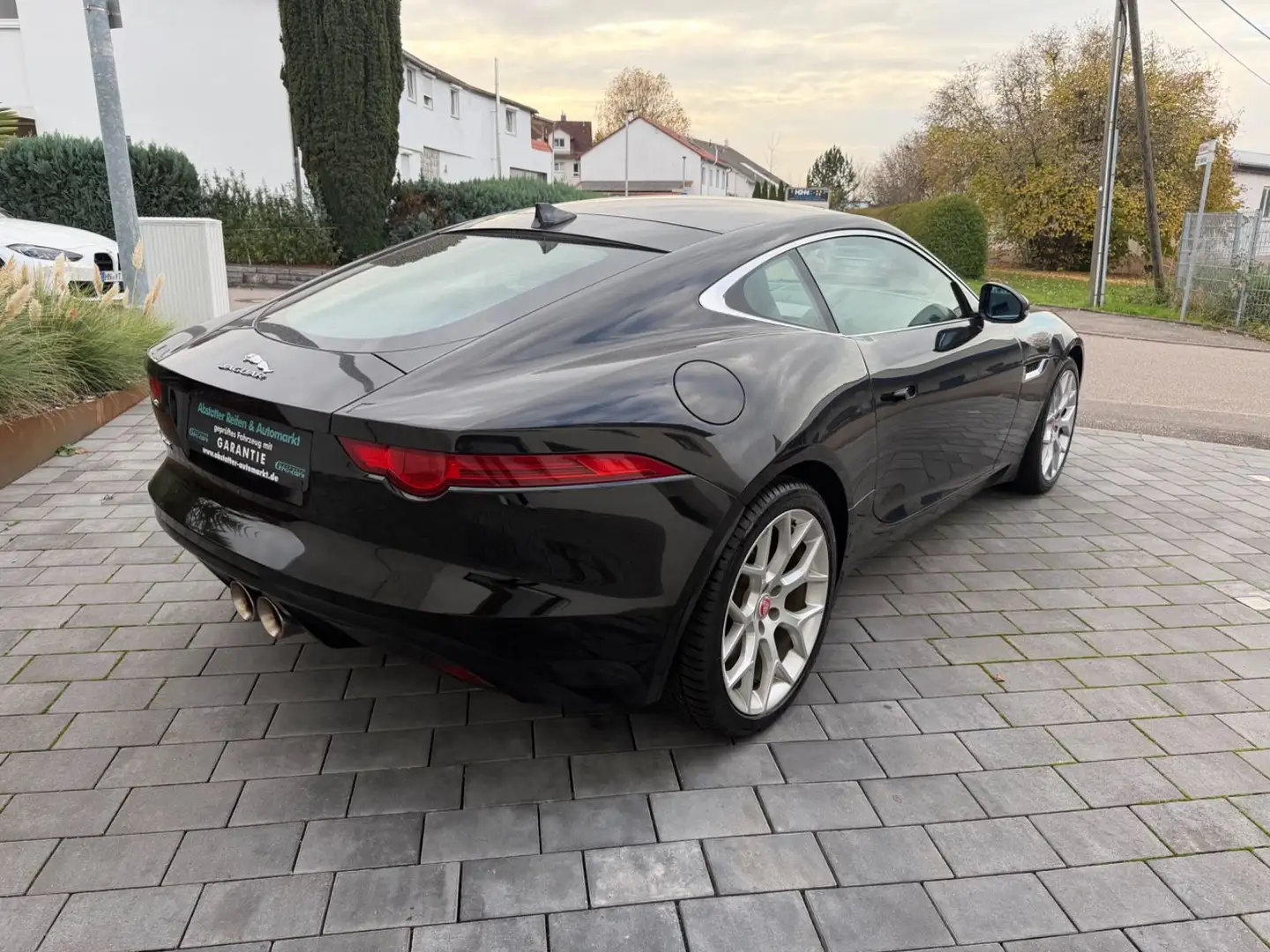 Jaguar F-Type Coupe 3.0 V6 Schwarz - 2
