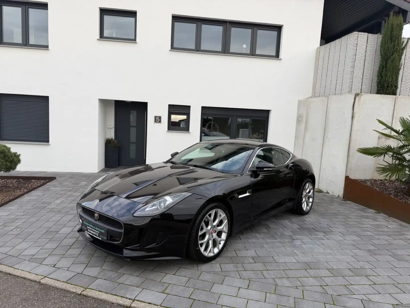 Jaguar F-Type Coupe 3.0 V6 Schwarz - 1