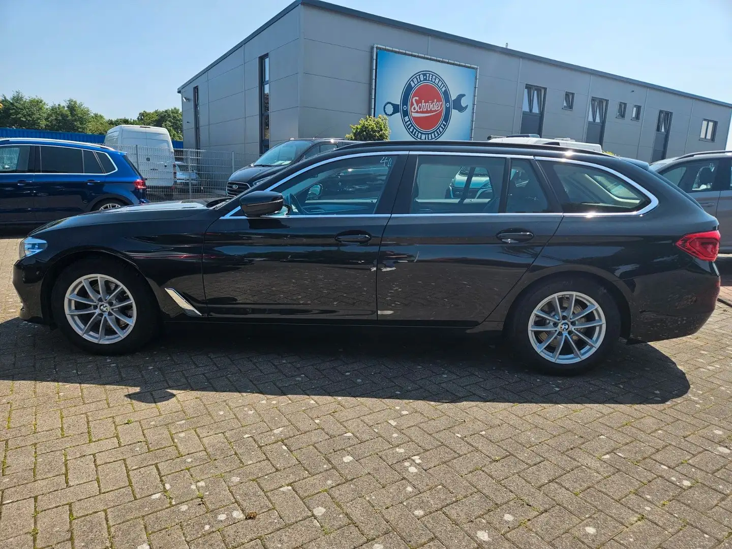 BMW 520 Touring 520 d AHK NAV PANO LEDER LED Schwarz - 2