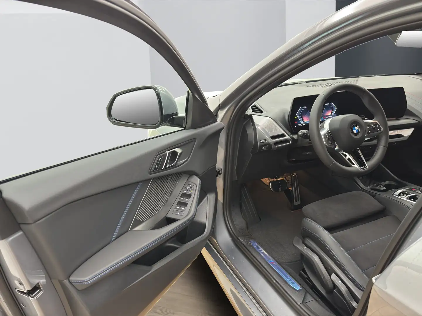 BMW 120 [M Sport, Navi, 19" LMR, RFK, SHZ, LED] DAB Grau - 2