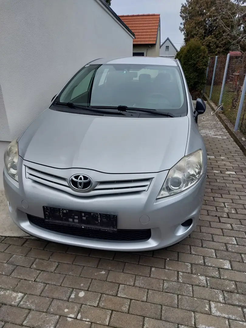 Toyota Auris Auris 1,4 D-4D 90 DPF Young Silber - 1