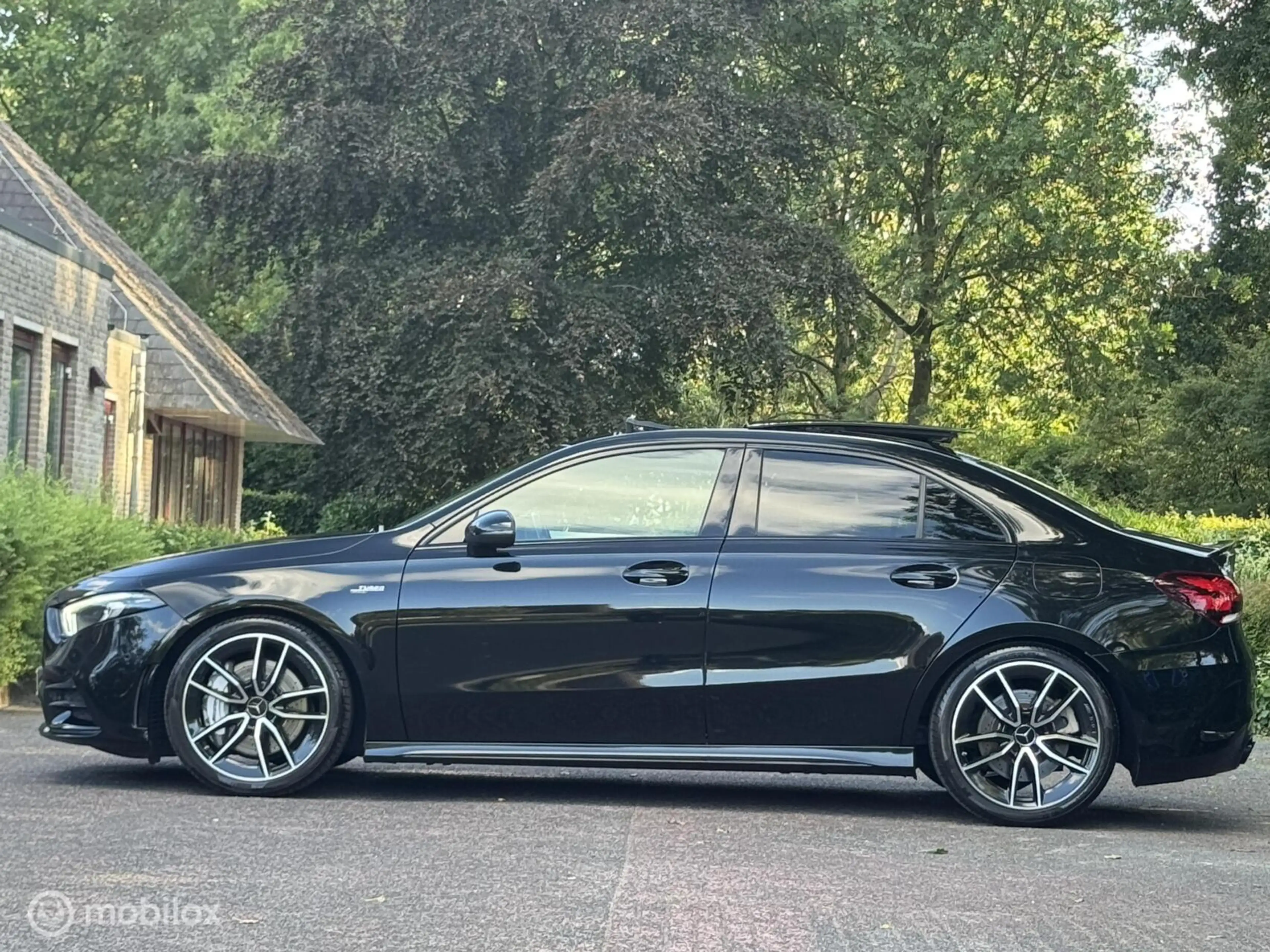 Mercedes-Benz A 35 AMG 4MATIC Premium Plus — photo 21