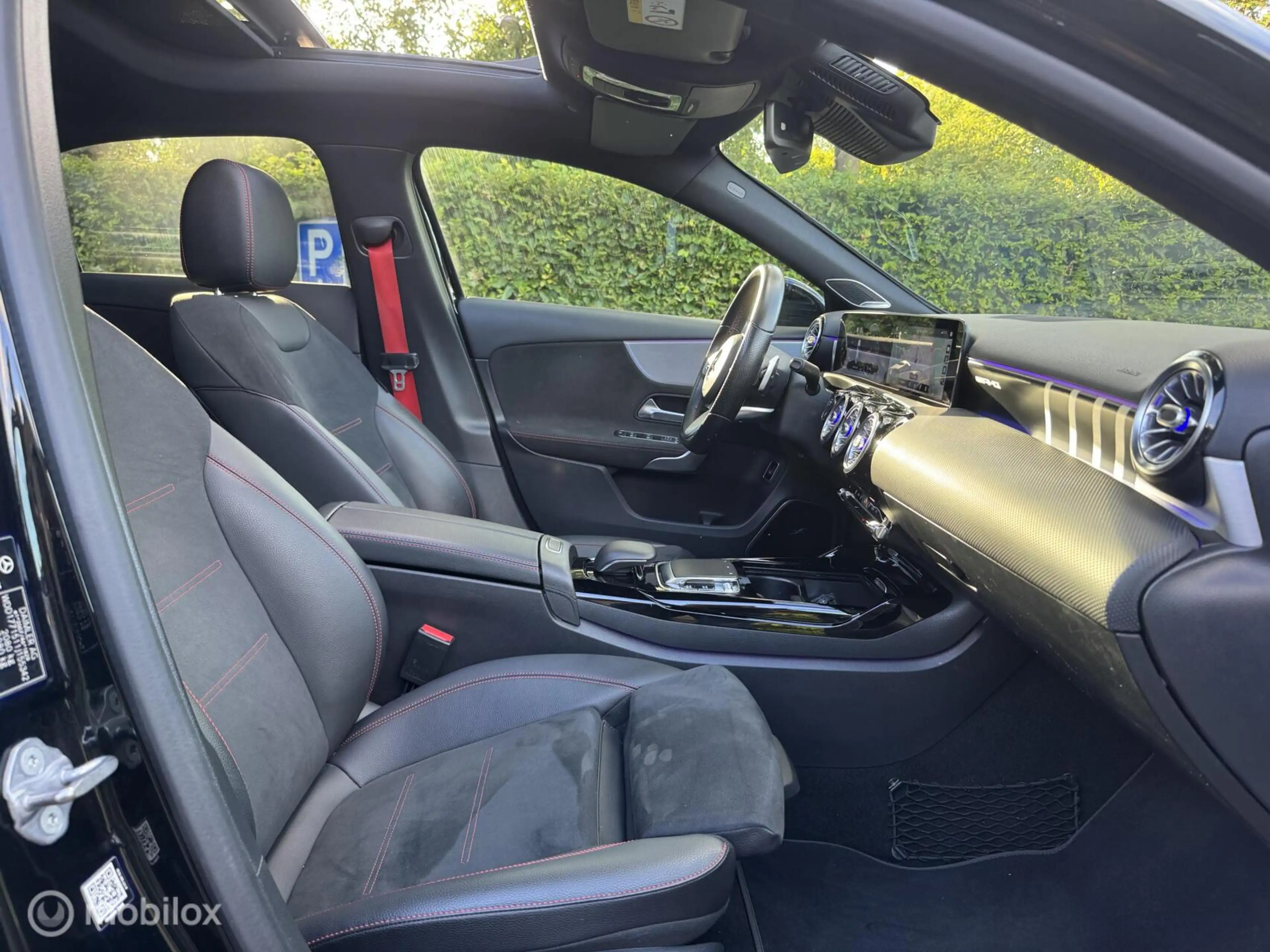 Mercedes-Benz A 35 AMG 4MATIC Premium Plus — photo 14