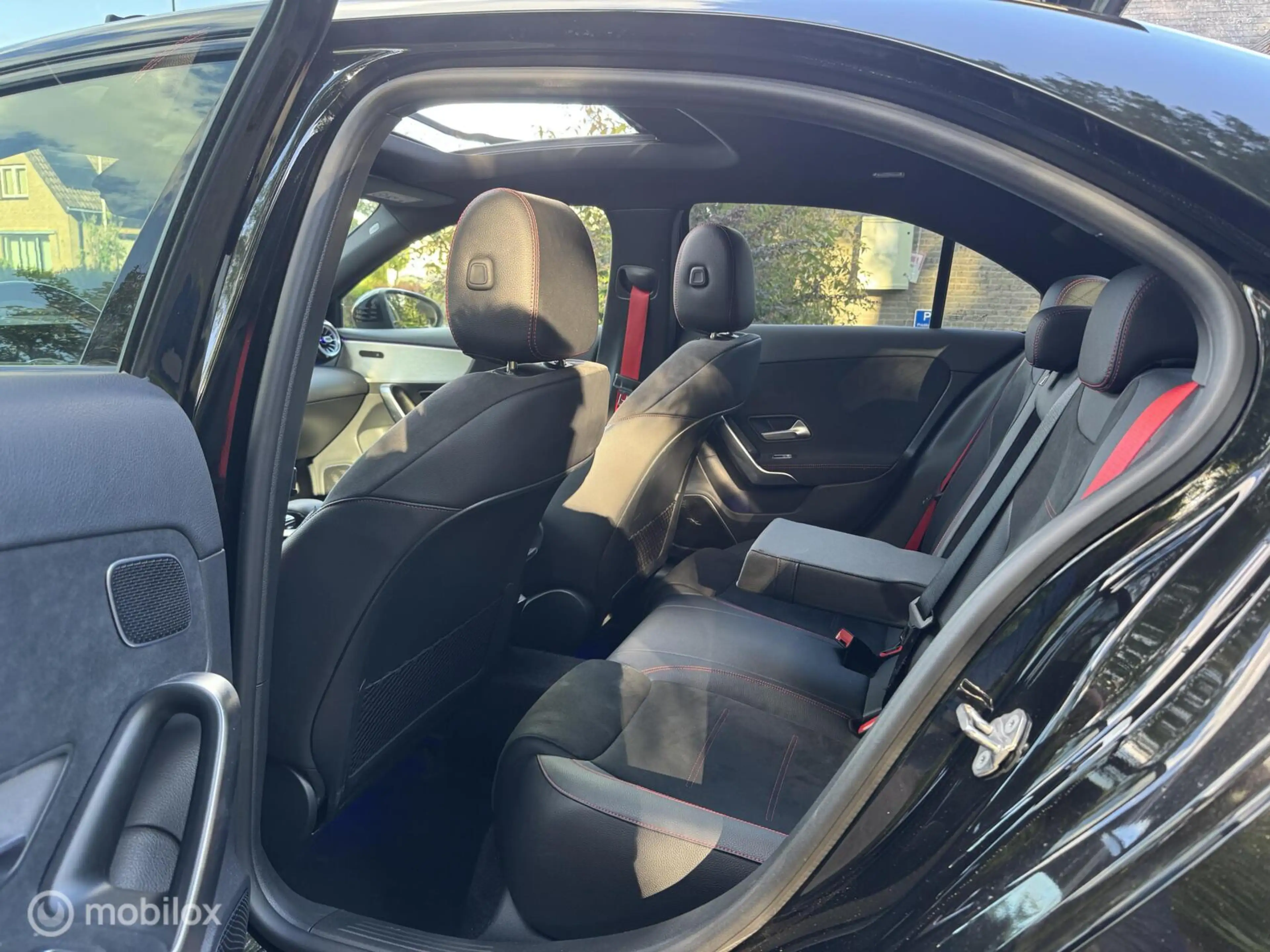 Mercedes-Benz A 35 AMG 4MATIC Premium Plus — photo 12