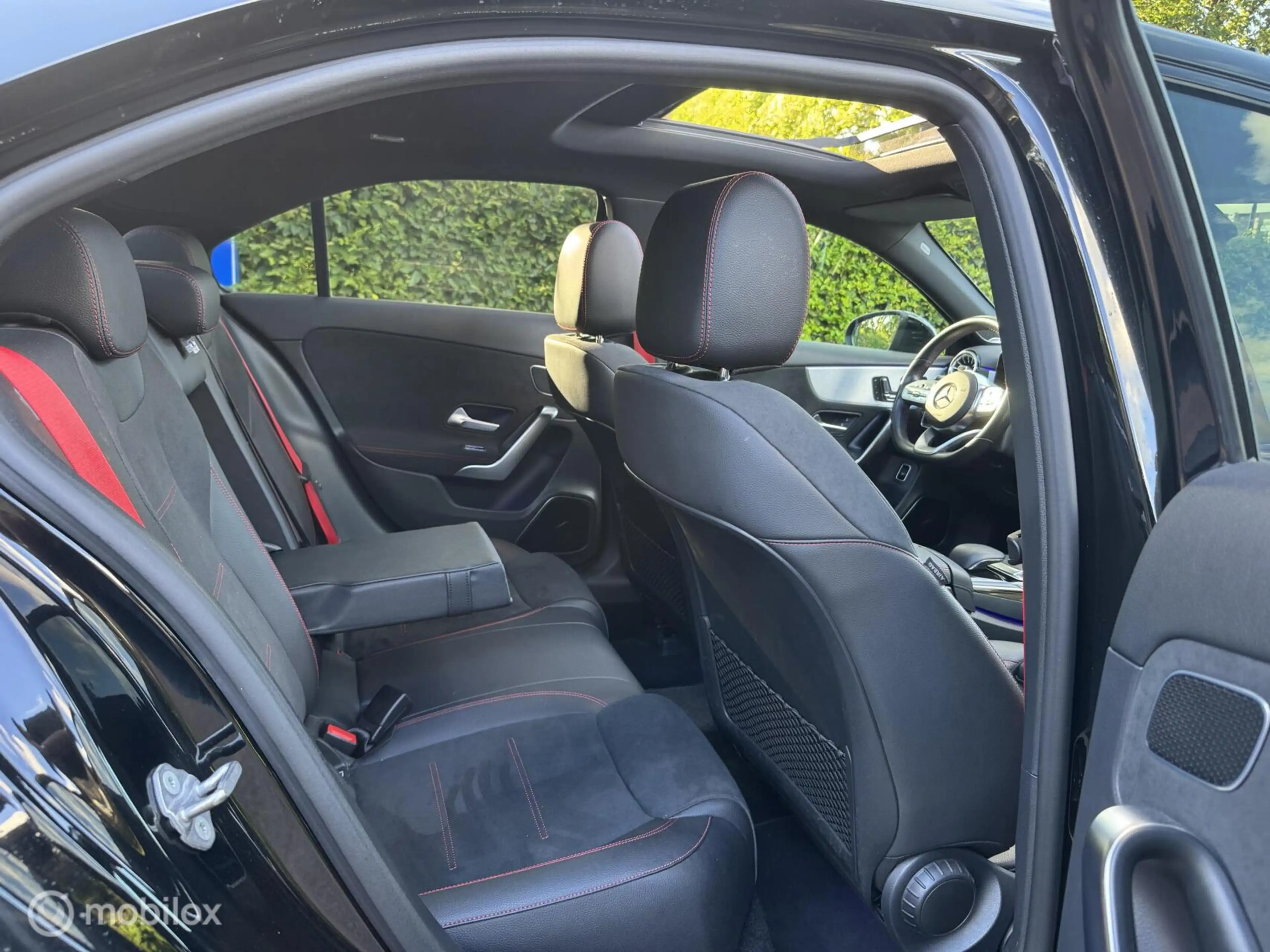 Mercedes-Benz A 35 AMG 4MATIC Premium Plus — photo 13