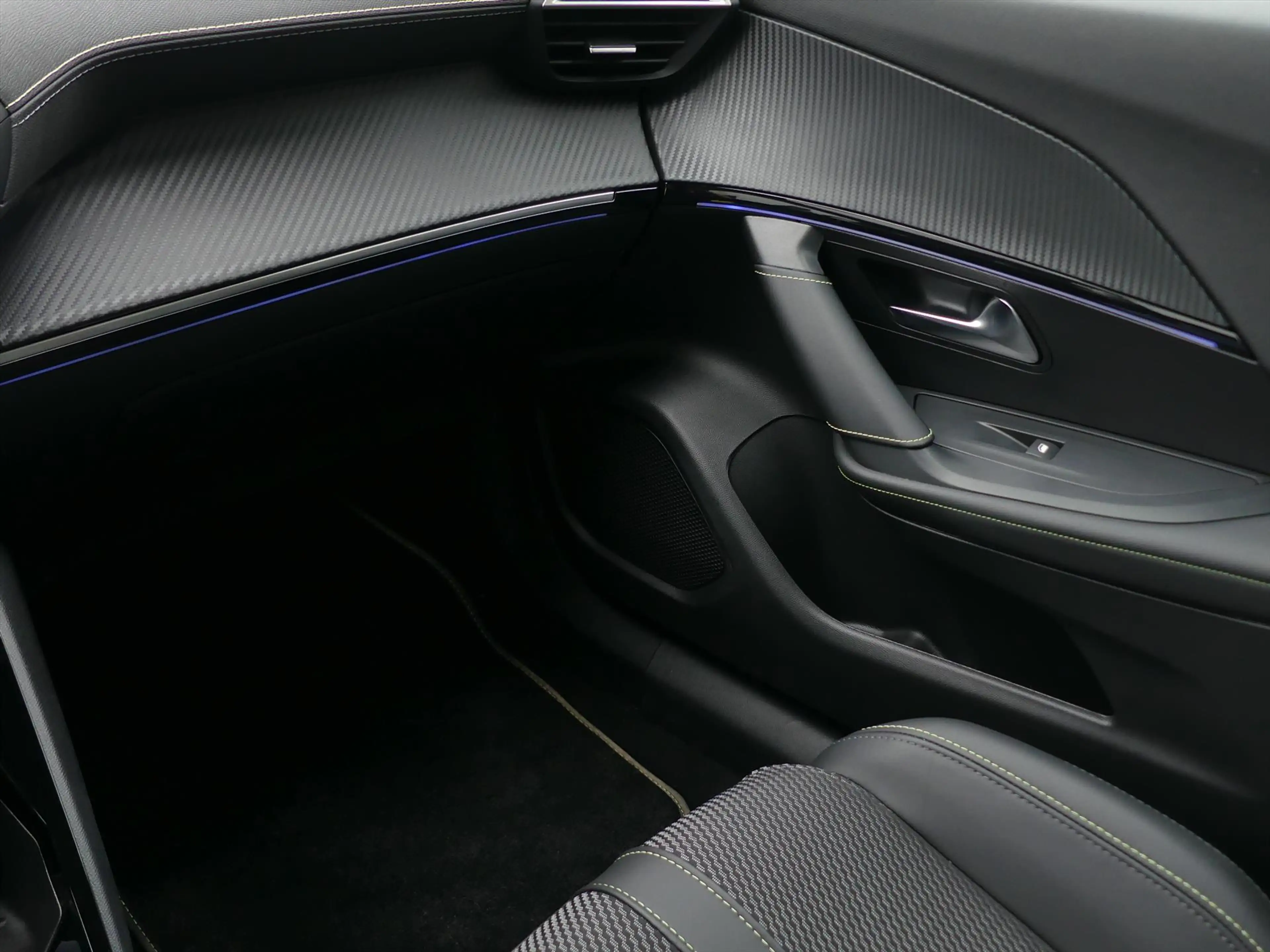 Peugeot e-2008 EV 50kWh 136PK GT NAVI/KEYLESS ENTRY/ADAPT.CRUISE/ — photo 35