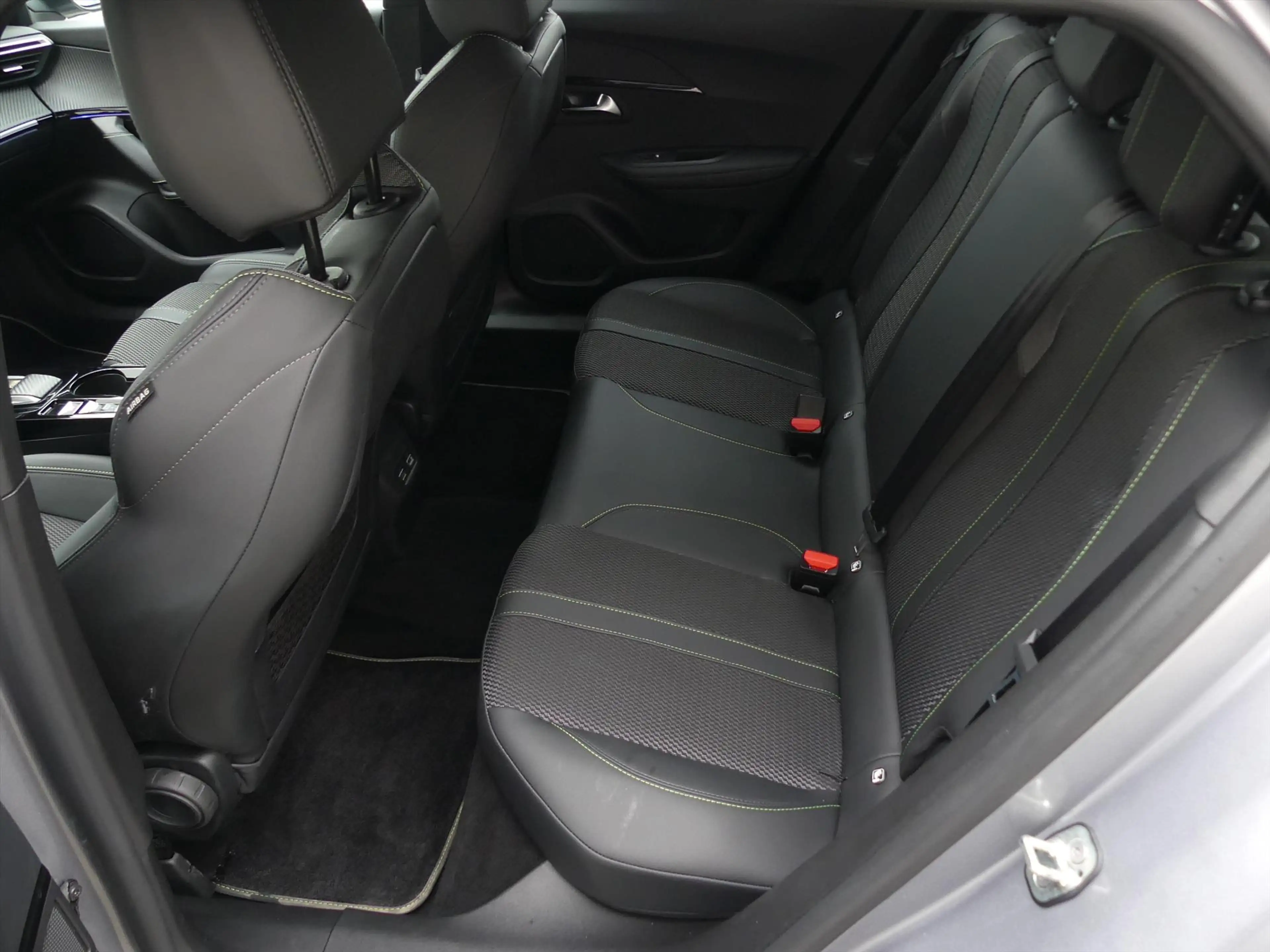 Peugeot e-2008 EV 50kWh 136PK GT NAVI/KEYLESS ENTRY/ADAPT.CRUISE/ — photo 16