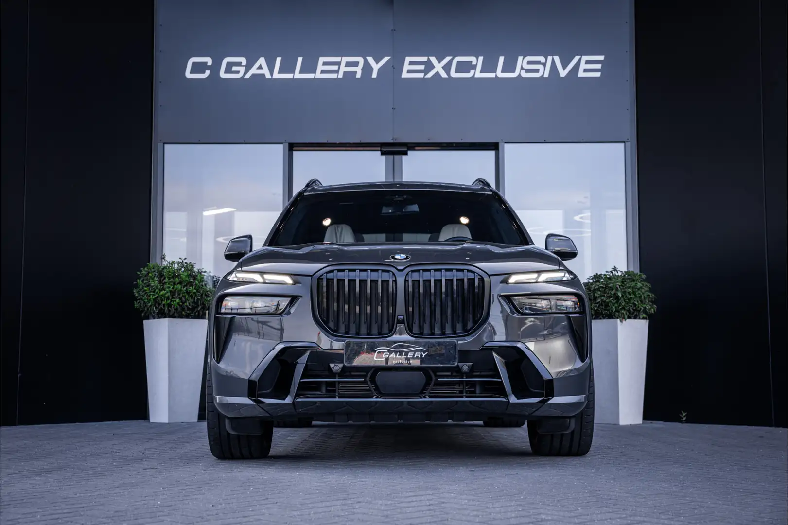 BMW X7 xDrive40i M Sport 7p | Panorama | Sky Lounge | H&K Grijs - 2