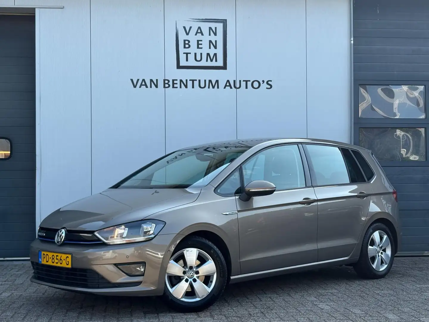 Volkswagen Golf Sportsvan 1.0TSI 116pk Comfortline Navi Camera Carplay Bruin - 1