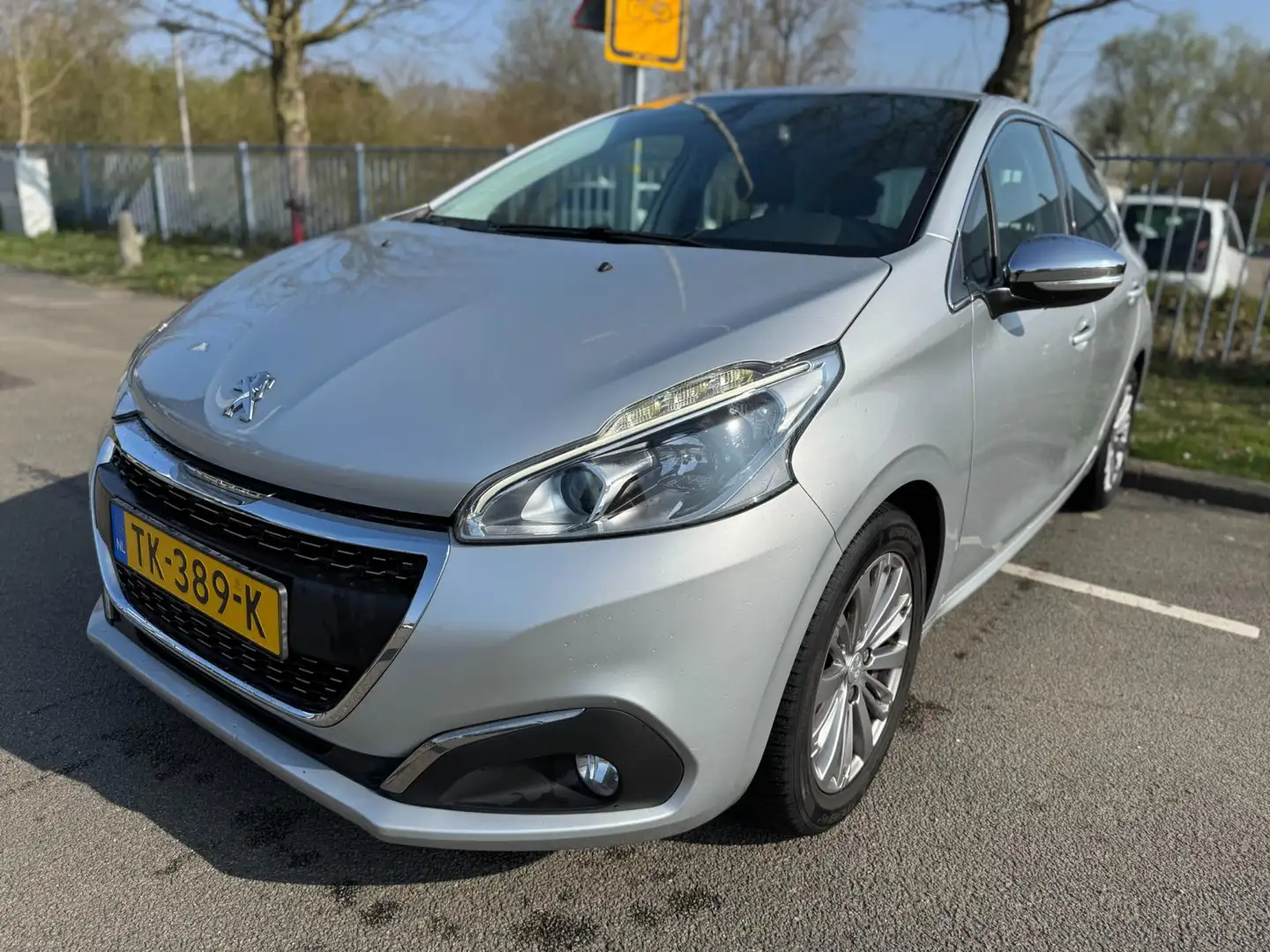Peugeot 208 1.2 PureTech Allure Navigatie Clima PDC Cruise con Gris - 2