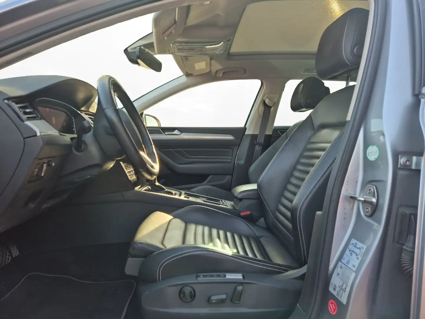 Volkswagen Passat Variant 1.4 eTSI DSG R-Line Navi AHK Pano Gris - 2