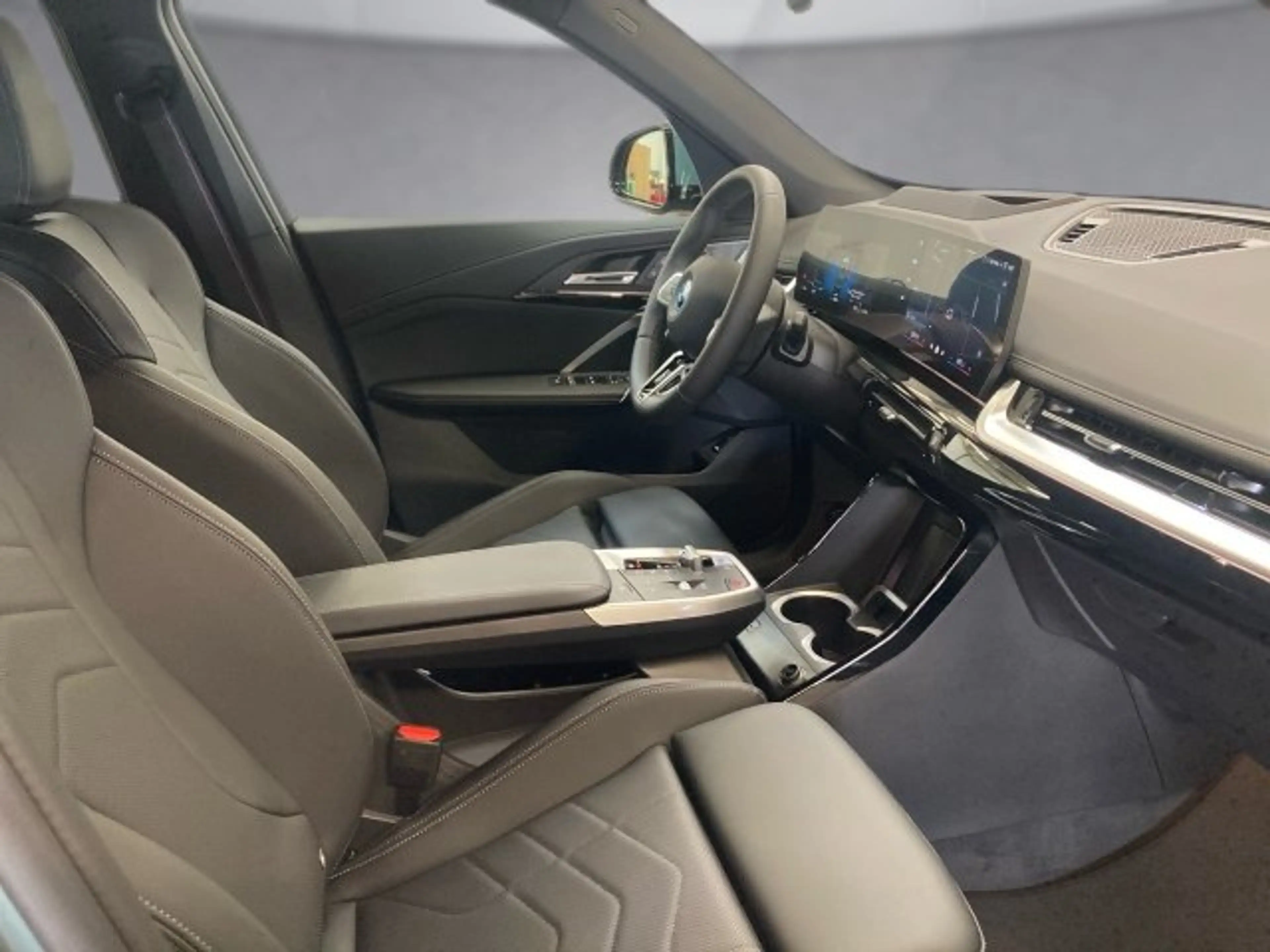 BMW iX1 eDrive 20 U11 — photo 11