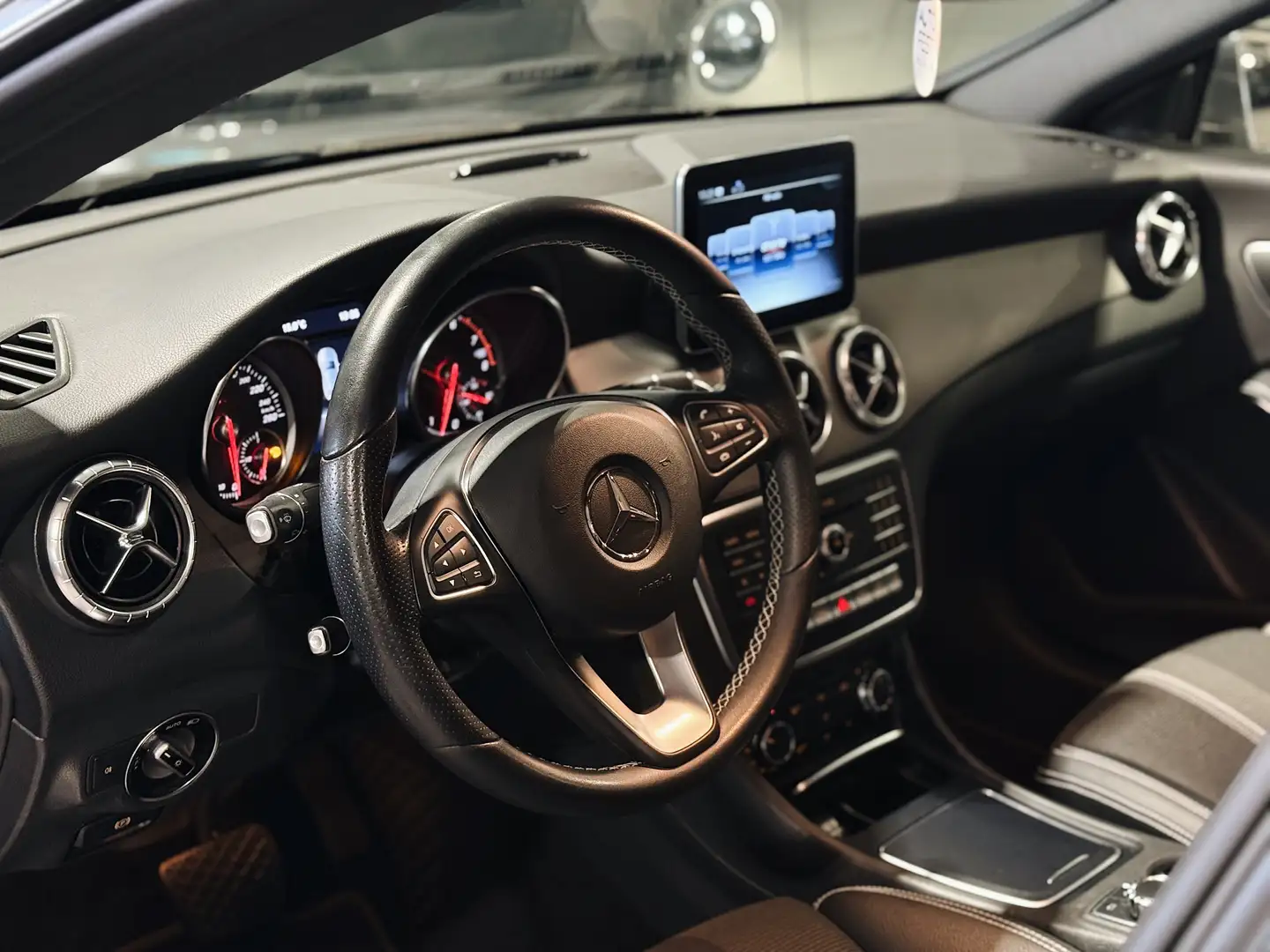 Mercedes-Benz CLA 180 Coupé - 12 Mnd Garantie Gris - 2