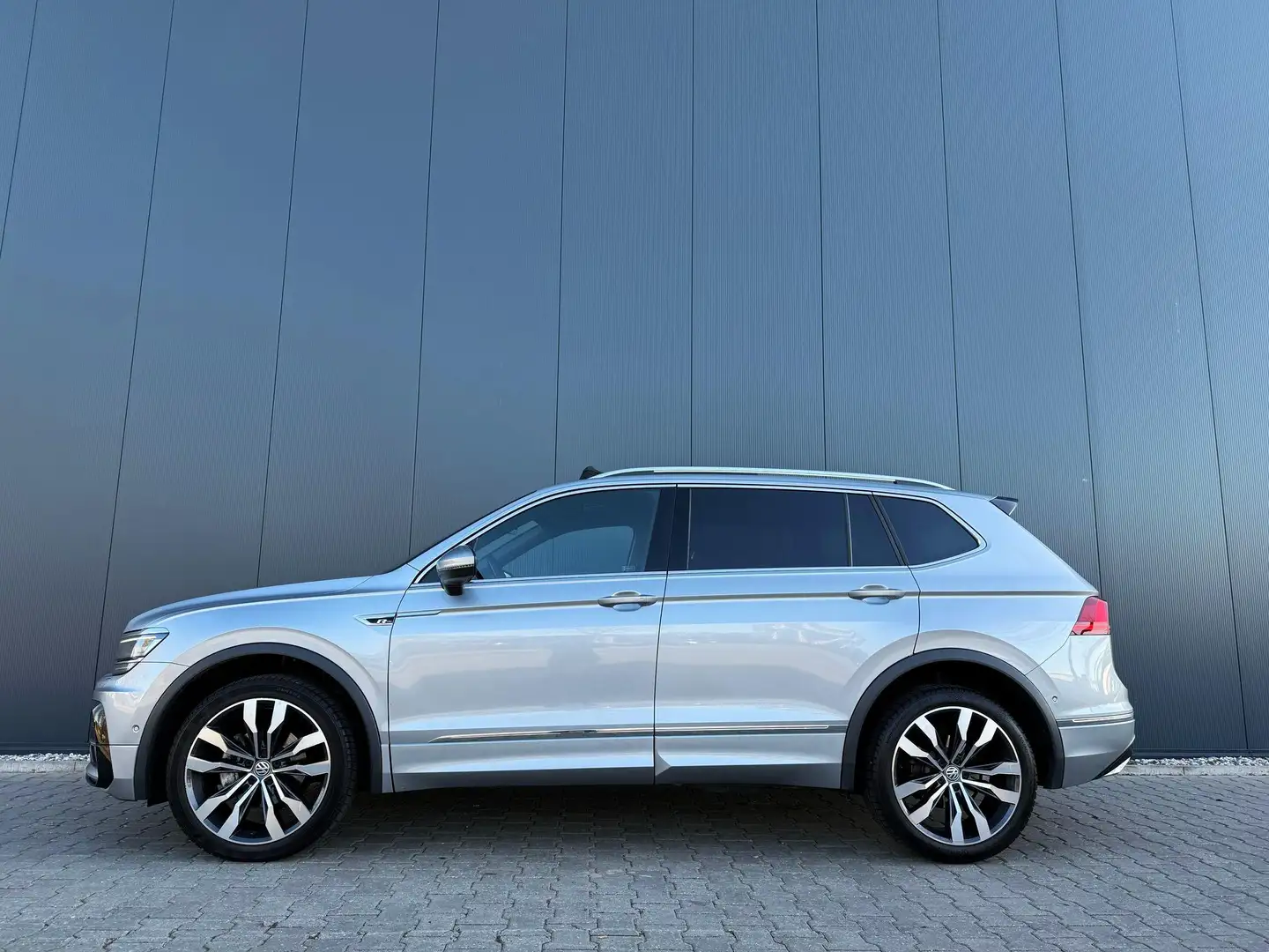 Volkswagen Tiguan Allspace 1.5 TSI Highline Business R 7p.tr.haak / pano Grau - 2