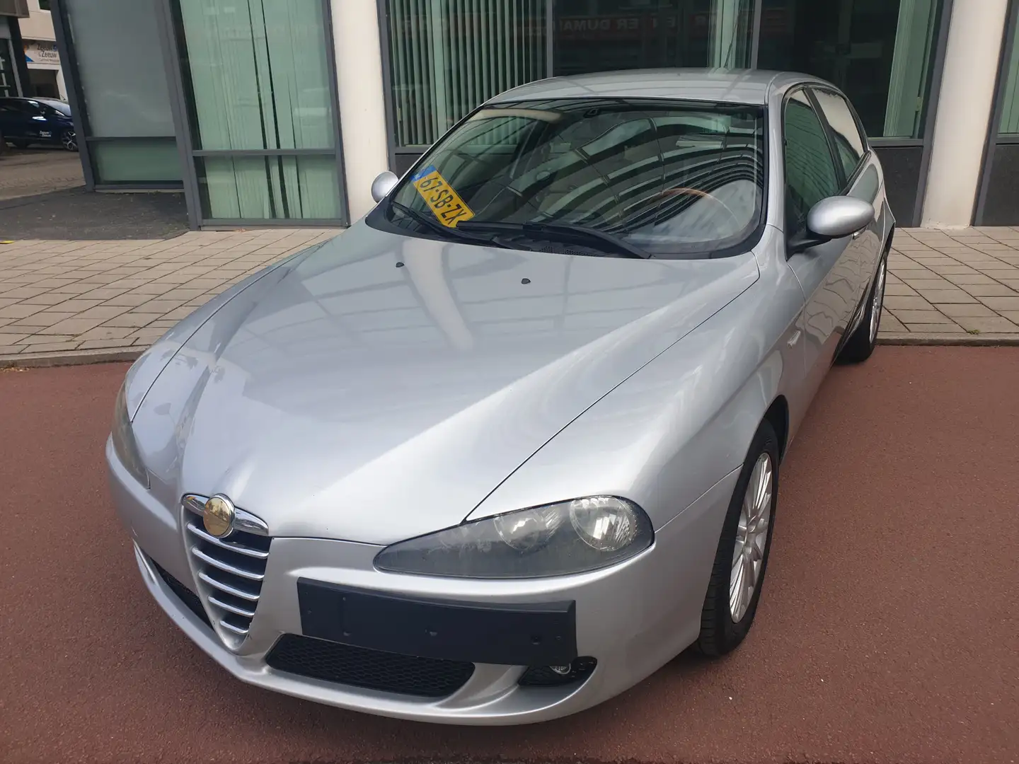 Alfa Romeo 147 1.6 T.Spark Distinctive Grau - 1